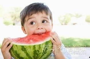 小朋友过马路 